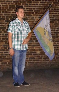 Philip Kuhl beim Fahnenschwenken mit der neuen Fahne des Fischenicher Junggesellenvereins