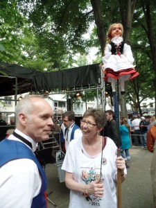 Elfriede Bauer mit Bärbelchen auf der Hänneskirmes im Gespräch mit Gerd Außem