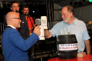 Zum letzten Mal Bürgermeister Walter Boecker beim Faßanstich mit Michael Mehl