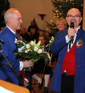 Michael Mehl, 1. Vorsitzender, gratuliert Gerd Außem zu dem gelungenen Weihnachtskonzert.