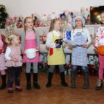 Das Kindertanzcorps in der Weihnachtsbäckerei